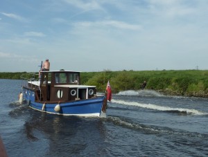 As we were passing the blue boat a waterskier appeared !