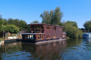 Lots of houseboats around